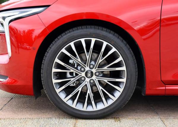 售9.99-13.99萬元，動感外觀+寬適空間，奔騰B70還是家庭用車首選