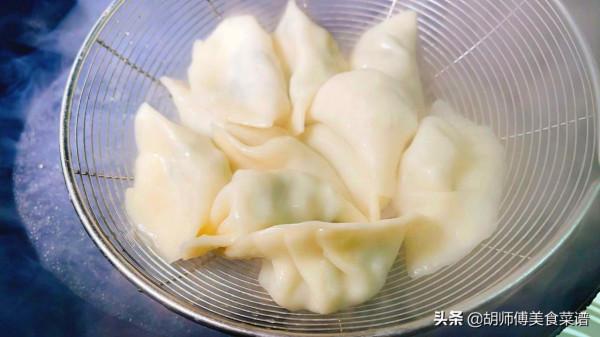 拌韭菜餃子時，要學會用減法，牢記&OpenCurlyDoubleQuote;1放2不放&rdquo;，餃子翠綠不燒心