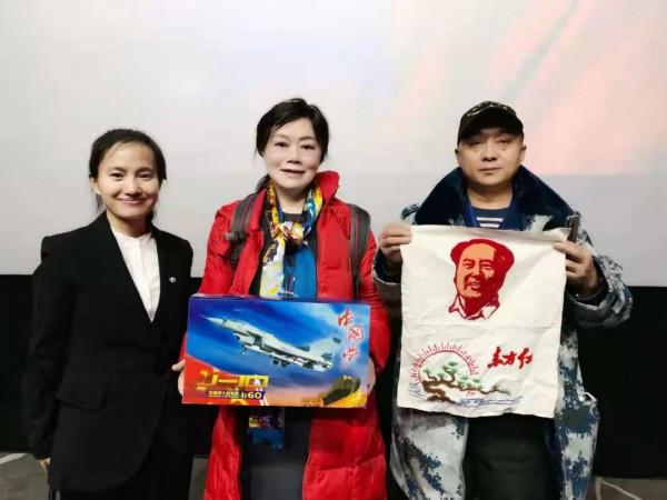 &OpenCurlyDoubleQuote;萬歲軍&rdquo;後代徐魯梅為軍品大王簽名&OpenCurlyDoubleQuote;弘揚偉大的抗美援朝精神&rdquo;