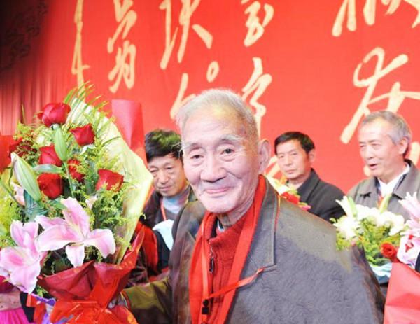 2014年猴王六齡童追悼會:唐僧送最後一程,現場上千人送行 2014年猴王六齡童追悼會:唐僧送最後一程,現場上千人送行