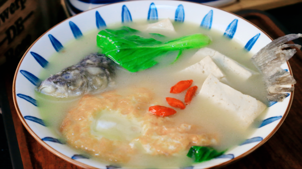 燉鯽魚湯，別直接下鍋，記住“4個重點”，湯鮮味美，顏色濃白