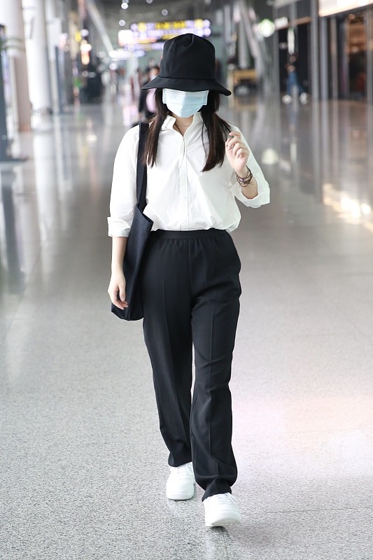 譚松韻和景甜都好可愛，穿相似的運動服，一個優雅一個甜