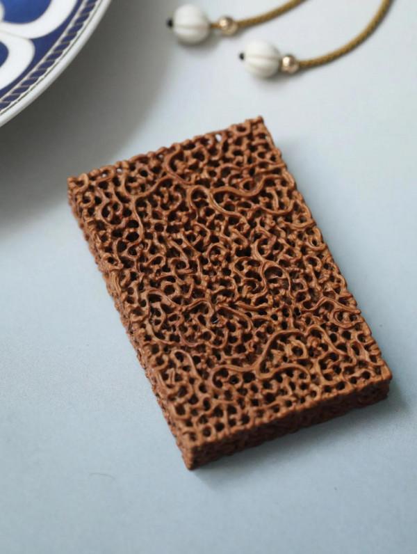 來欣賞印度老山檀香鏤空吊牌平安牌一枚