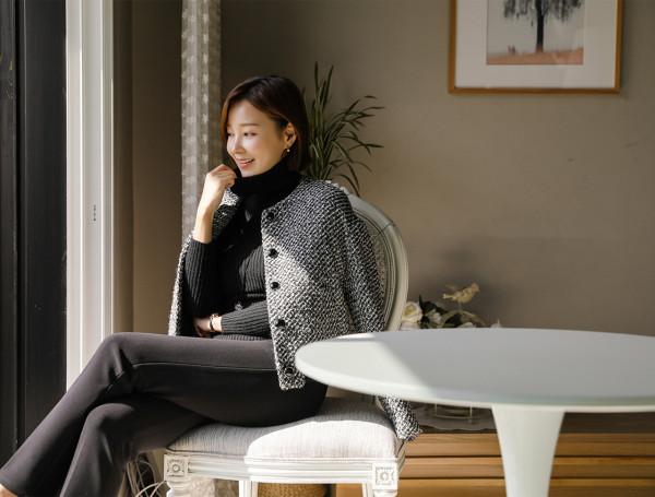 圓領款粗花呢外套，非常出色地展現出你的自信魅力