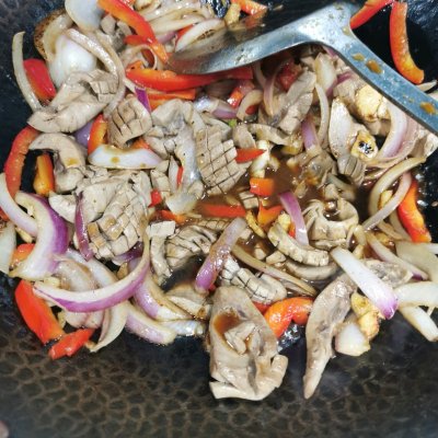 色香味俱全，米飯配爆炒腰花，下飯絕殺