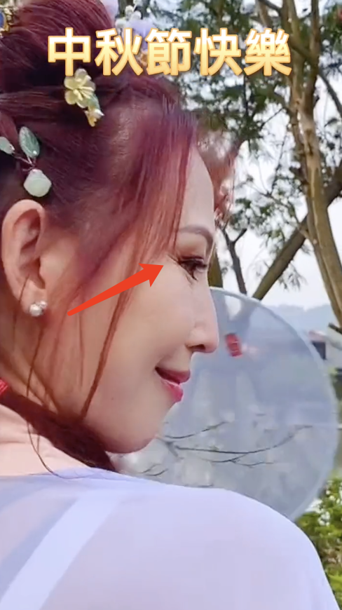 蔡少芬中秋曬全家福，穿古裝跳舞魚尾紋搶鏡，服裝被吐槽像丫鬟