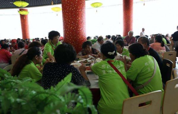 為什麼導遊不跟遊客共同進餐，是去“開小灶”嗎？看完你就知道了