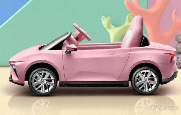 「晚報」華為首款縱向摺疊屏售價 8988 元/年度十大“無用”商品出爐