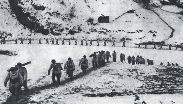 長津湖戰役,女戰士背糧食,背到半山上背不動,就原地坐著哭一會 長津湖戰役,女戰士背糧食,背到半山上背不動,就原地坐著哭一會