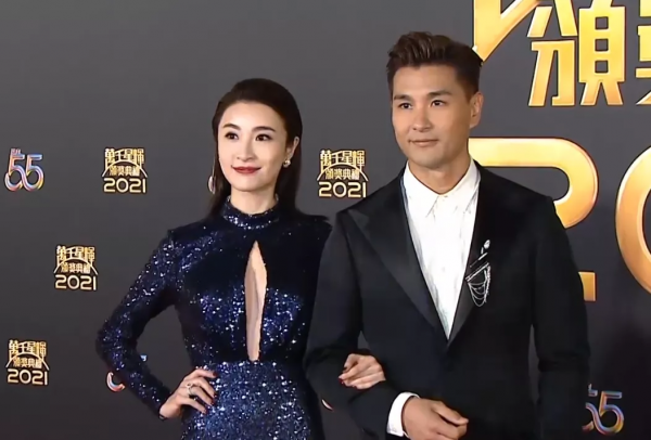 TVB紅毯醜哭了，像鄉鎮模特大賽，鍾嘉欣妝好髒、馬國明泛油光