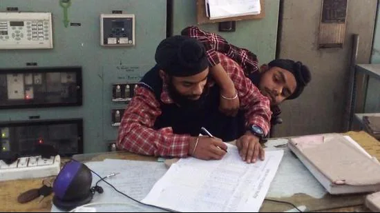 印度連體雙胞胎剛出生就被遺棄，如今一起找到工作，拿雙份工資