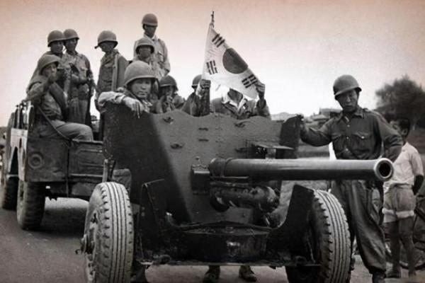 志願軍師長正吃飯，南韓軍突然拔槍便射，我軍連長髮狠：用刺刀挑