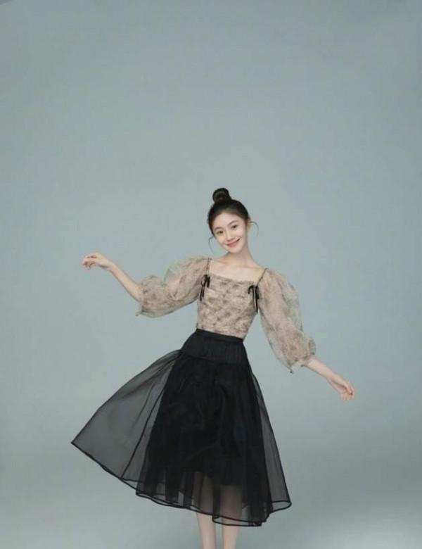 “00後謀女郎”劉浩存不一般，墨綠色禮裙都能穿出純欲風，太驚豔