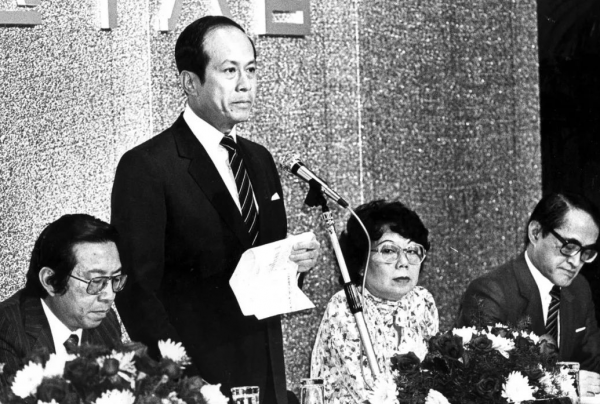 取代莊月明，與李嘉誠相戀28年，為何周凱旋做到了？背景不簡單