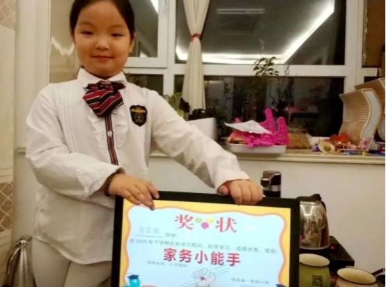 6年級學生獎狀“貼滿牆”，父親高興不起來，反而說“一牆廢紙”