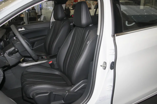 標緻408外觀耐看、底盤紮實，但是降價也賣不動