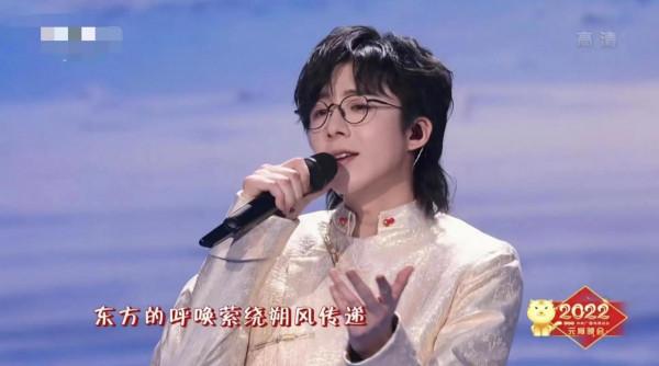 央視元宵晚會：龔俊毛曉彤喜慶，又被馬凡舒美到，新頂流也來了