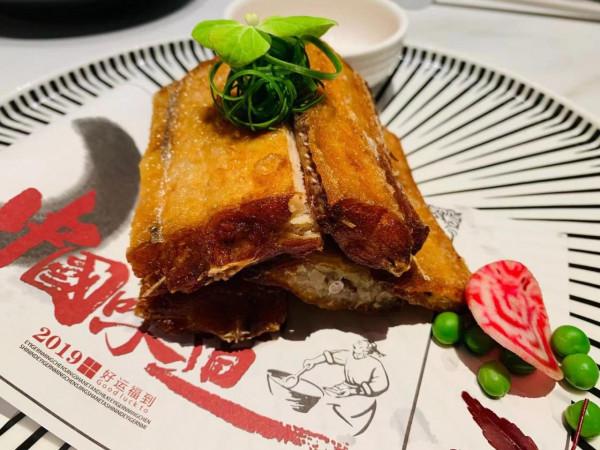 國慶節，4個人酒店聚餐，9道菜花費700元，朋友說：這菜值這個價