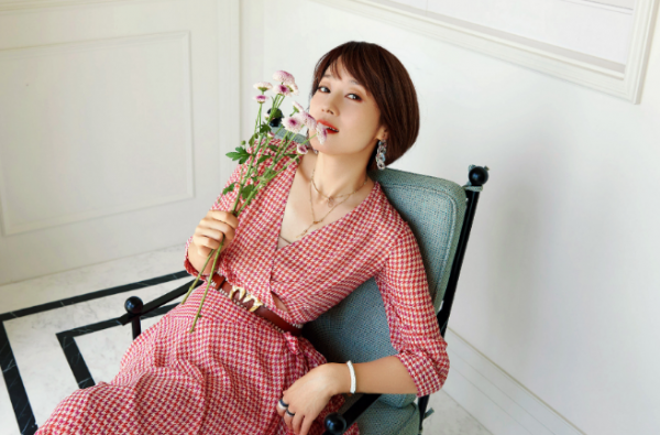 45歲馬伊琍出演單親媽媽!一臉淚水錶情悲傷,窗邊抽菸姿勢熟練 45歲馬伊琍出演單親媽媽!一臉淚水錶情悲傷,窗邊抽菸姿勢熟練