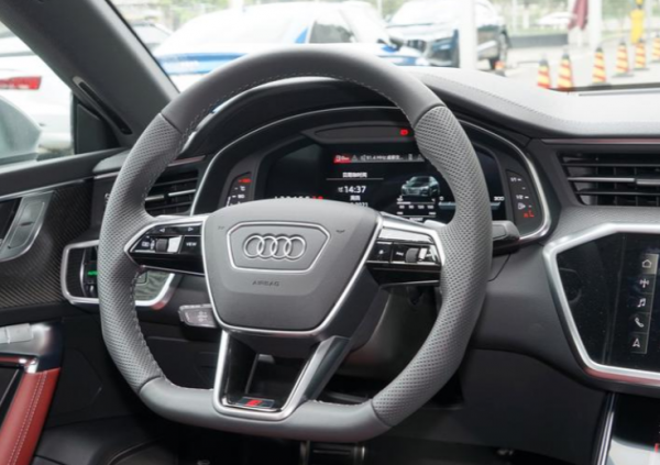 西裝暴徒的效能車,奧迪S7搭載2.9T V6引擎,動力十足 西裝暴徒的效能車,奧迪S7搭載2.9T V6引擎,動力十足