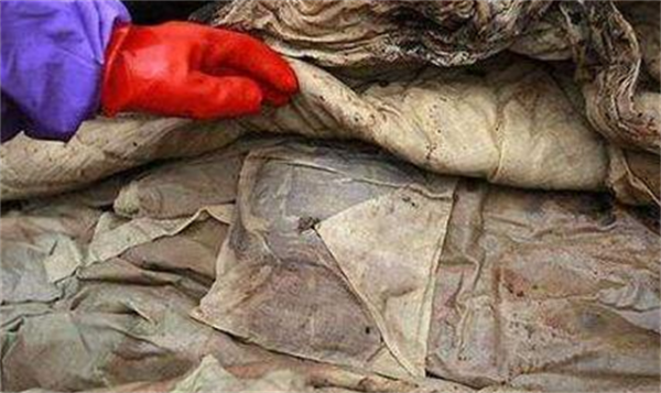 2003年，內蒙古出土一血紅棺材