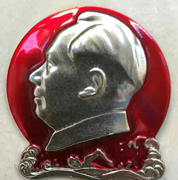 76歲老人收藏5000多枚毛主席像章，2016年開展覽館，拒絕高價收購