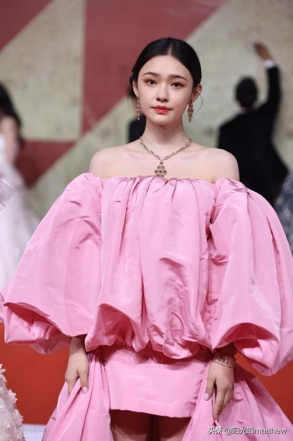 第34屆金雞獎閉幕紅毯:群星歡聚,林允粉色花苞裙真是仙女本人了 第34屆金雞獎閉幕紅毯:群星歡聚,林允粉色花苞裙真是仙女本人了