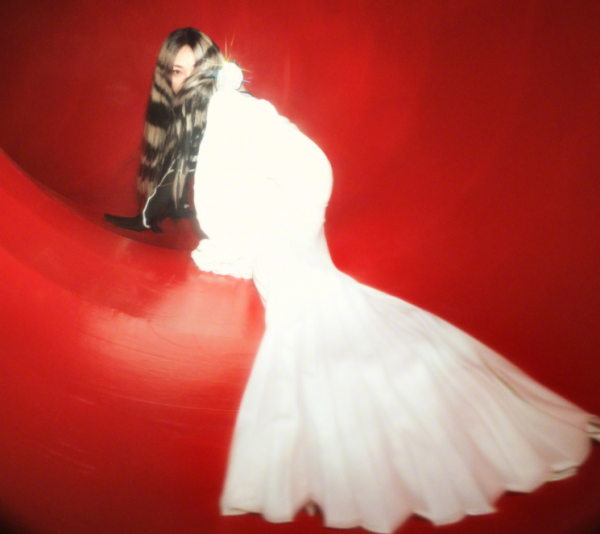 46歲周迅挑戰奇特造型!手臂上的花比臉大,僅穿一件金屬鏤空上衣 46歲周迅挑戰奇特造型!手臂上的花比臉大,僅穿一件金屬鏤空上衣