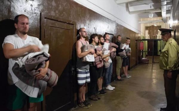 德國三胞胎個個是學霸，老三入獄3兄弟輪流坐牢，多年未被識破