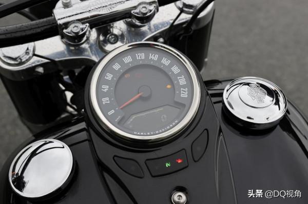 哈雷摩托2021款Softail Slim軟尾司令，V型雙缸70馬力，坐姿舒服