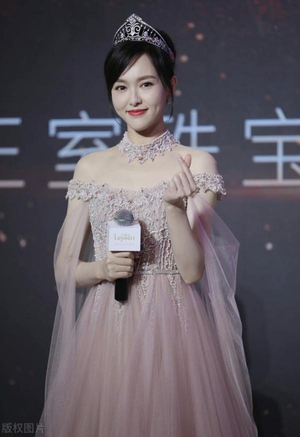 唐嫣出席某品牌活動,穿淡粉公主裙甜美可人,氣質與氣場實力綻放 唐嫣出席某品牌活動,穿淡粉公主裙甜美可人,氣質與氣場實力綻放