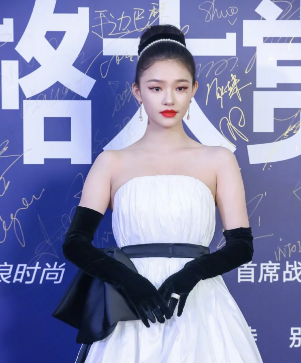 風格大賞紅毯：蔣勤勤認不出，郭采潔眼線怪，男明星造型集體翻車