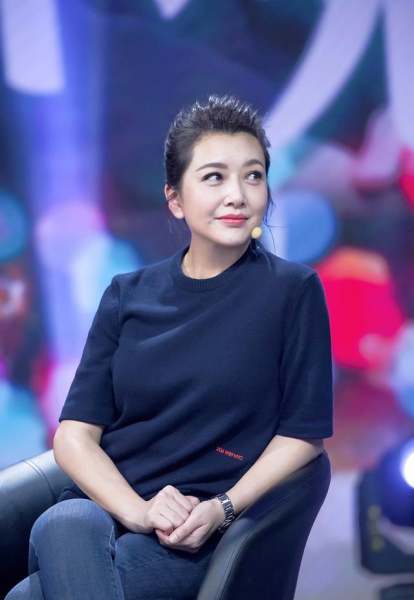 52歲江珊總把基礎款穿出減齡感，她是如何做到的？