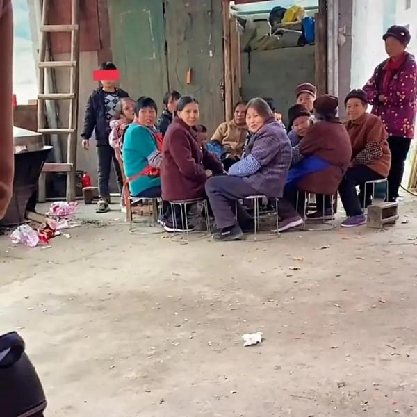 光宗耀祖，還是身敗名裂？廣西一女生回家吃席，慘遭大媽集體圍觀