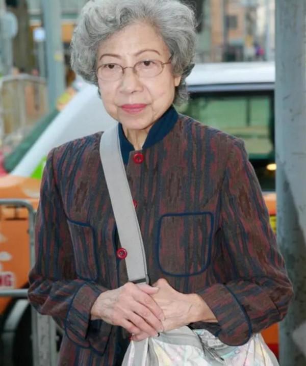 老戲骨羅蘭拄拐現身街頭,腳踩布鞋穿著簡樸,86歲仍未婚無子女 老戲骨羅蘭拄拐現身街頭,腳踩布鞋穿著簡樸,86歲仍未婚無子女