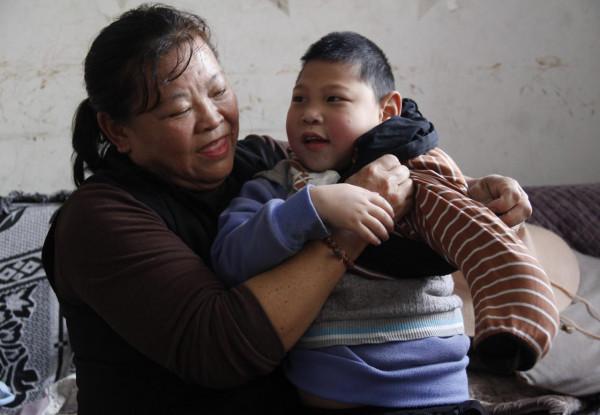 媽媽玩著手機給4個月大的兒子換尿布，發生意外後竟一走了之