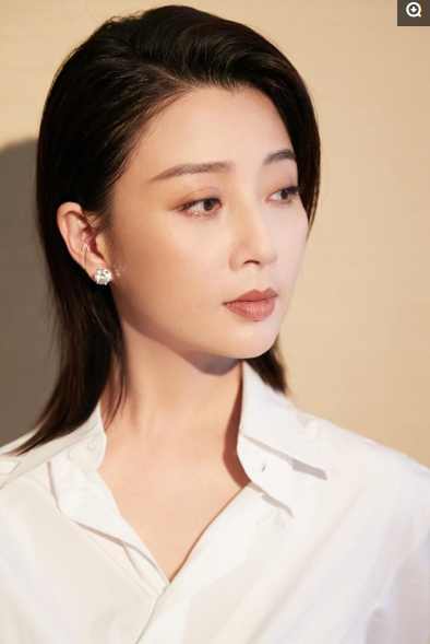 演員殷桃 簡單隨性的裝扮勾勒出輕鬆的態度 演員殷桃 簡單隨性的裝扮勾勒出輕鬆的態度