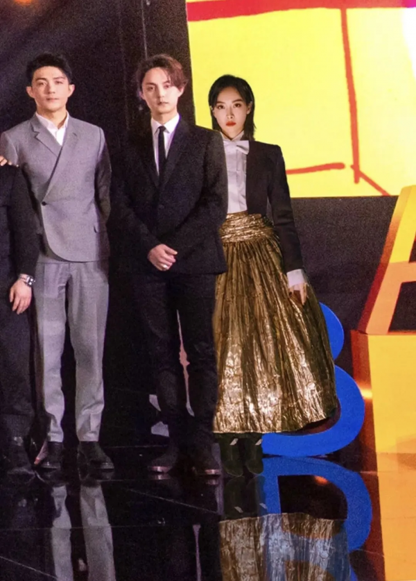 芭莎晚宴大合影曝光:景甜臉變形,宋茜被P上合照,惠英紅站C位 芭莎晚宴大合影曝光:景甜臉變形,宋茜被P上合照,惠英紅站C位