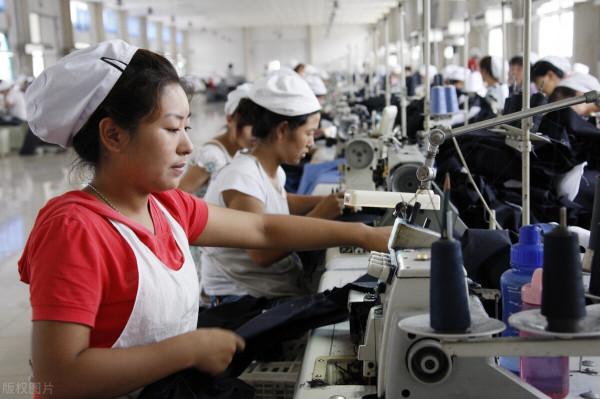 98年大學畢業，工作10年反遭排擠，借了堂哥30萬艱難創業成功