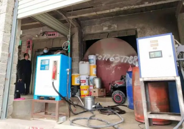 加個油，整這麼多散裝‘白酒’，可要害死個人