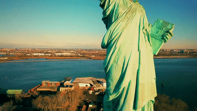 自由女神像裡面是什麼樣的？它的原型是誰？其實最初它是金黃色的