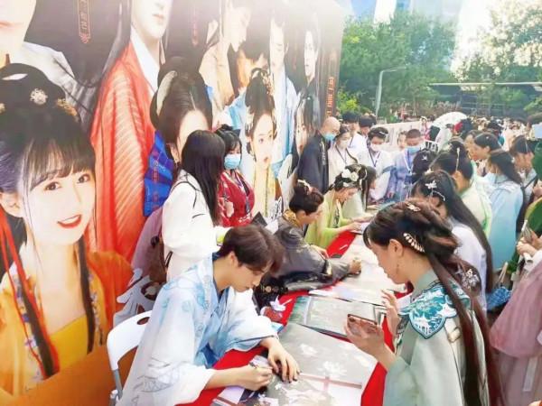 國風古韻 金秋遊園 漢服驚鴻 衣袂飄飄 國風古韻 金秋遊園 漢服驚鴻 衣袂飄飄