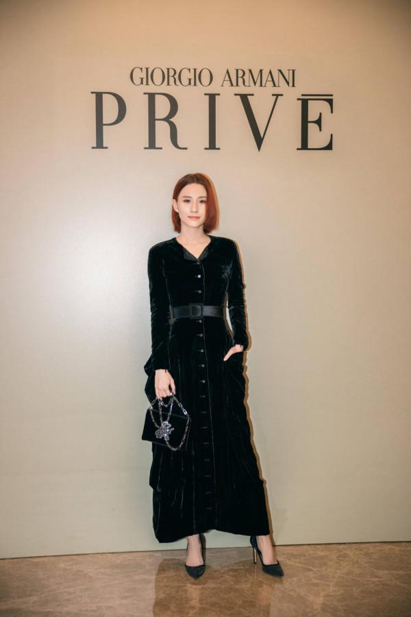 何超蓮亮相Armani時裝秀 黑色刺繡長裙高貴優雅