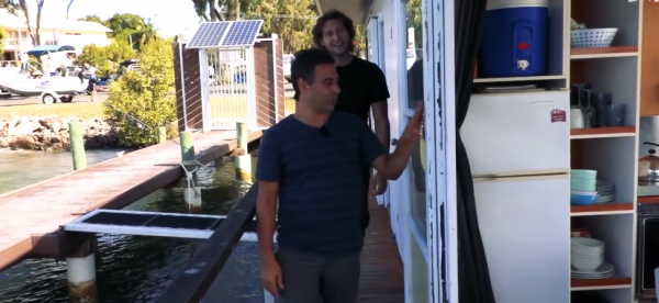 男子花百萬將家搬到水面上 12㎡漂浮小屋每月管理費至少三千