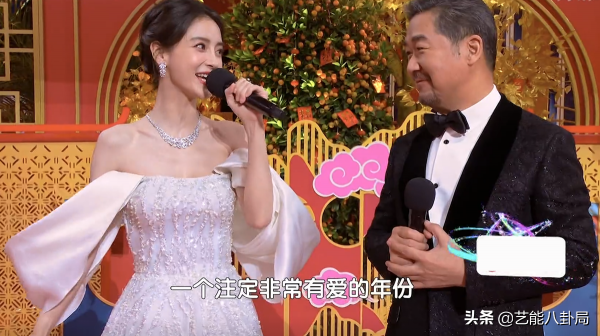 衛視春晚女星斗豔：楊冪百花裙嬌媚，唐嫣冒雨被淋溼，關曉彤走秀