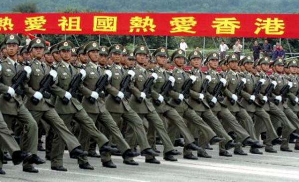 香港迴歸，讓英軍“下崗”的交接指揮官譚善愛，轉業後過得如何？