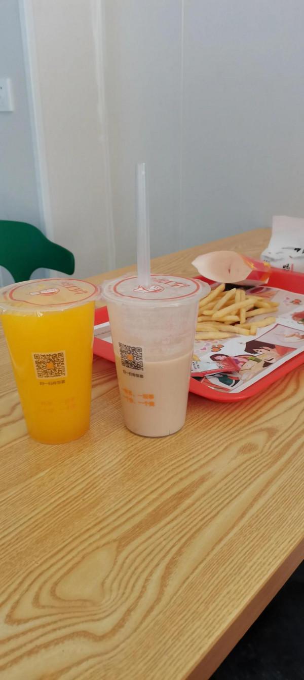 為了孩子玩滑滑梯買漢堡薯條