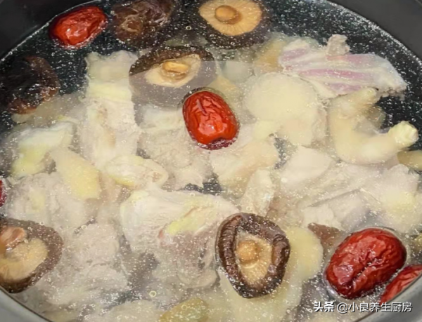 立冬後喝湯最養人,貴也要捨得,滋補又暖胃,廣東人經常喝 立冬後喝湯最養人,貴也要捨得,滋補又暖胃,廣東人經常喝