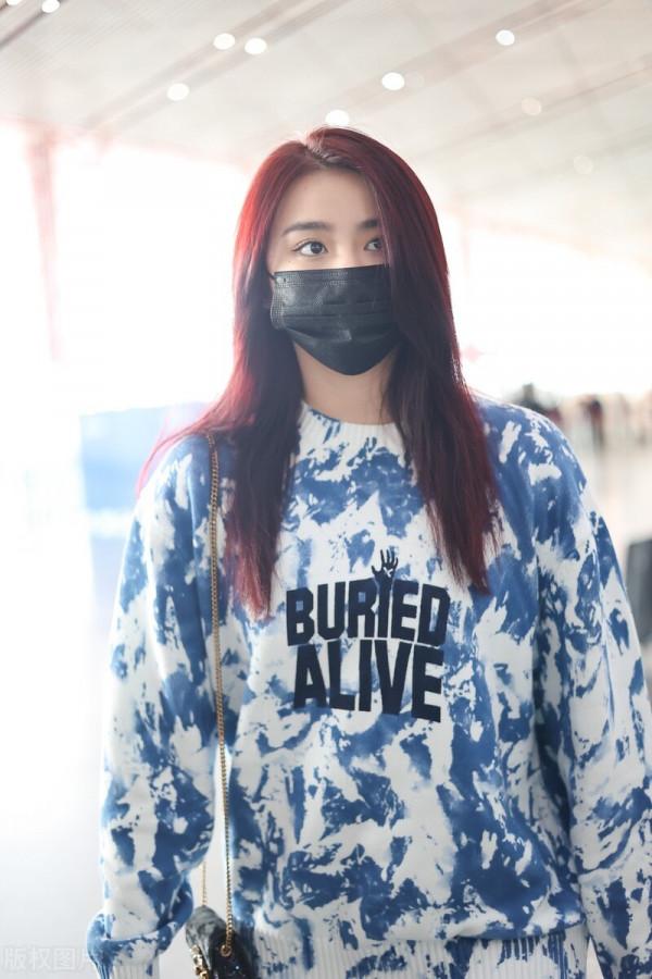 金子涵穿扎染印花衛衣搭配黑色緊身褲，腳踩馬丁靴簡單隨性