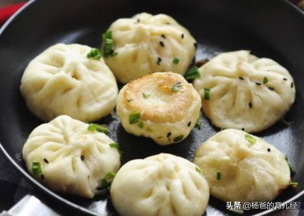 用餃子皮做一款生煎肉包，烹飪簡單，營養味美，孩子愛吃的早餐